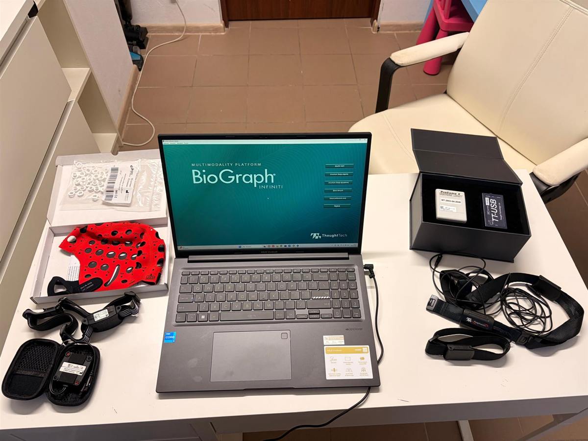 Zestaw do biofeedbacku: laptop z programem BioGraph Infiniti, czepek EEG, opaska HEG, pas oddechowy i moduł ProComp 2